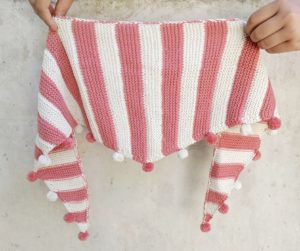 Stripes & Pompons – leichter Sommerschal mit kleinen Pompons
