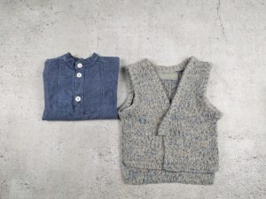 So geht nordisch- Strickweste grau blau meliert