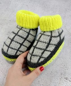 gestrickte Hütteschuhe – grafisches Design & Neon