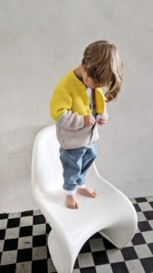 Knallige Kinderstrickjacke