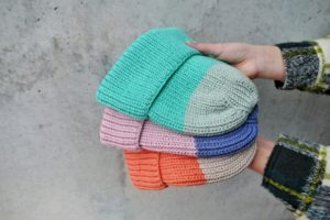 Strickanleitung Mütze in Blockfarben für Groß und Klein