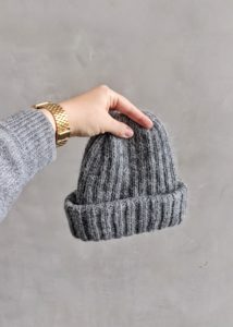 Mütze mit breiter Krempe und langer Spitze