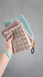 Gestrickte Tasche mit Perlen