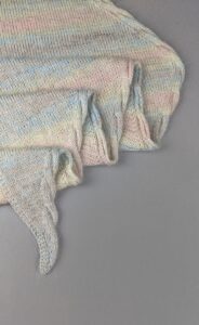 Tuch mit Zopfrand – Strickanleitung
