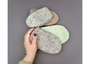 Gestrickte Hausschuhe in verschiedenen Größen