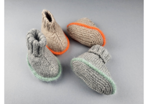 Strickanleitung Baby Booties mit Kontrastreif an der Sohle