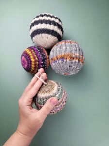 Strickanleitung Kugeln aus Sockenwolle