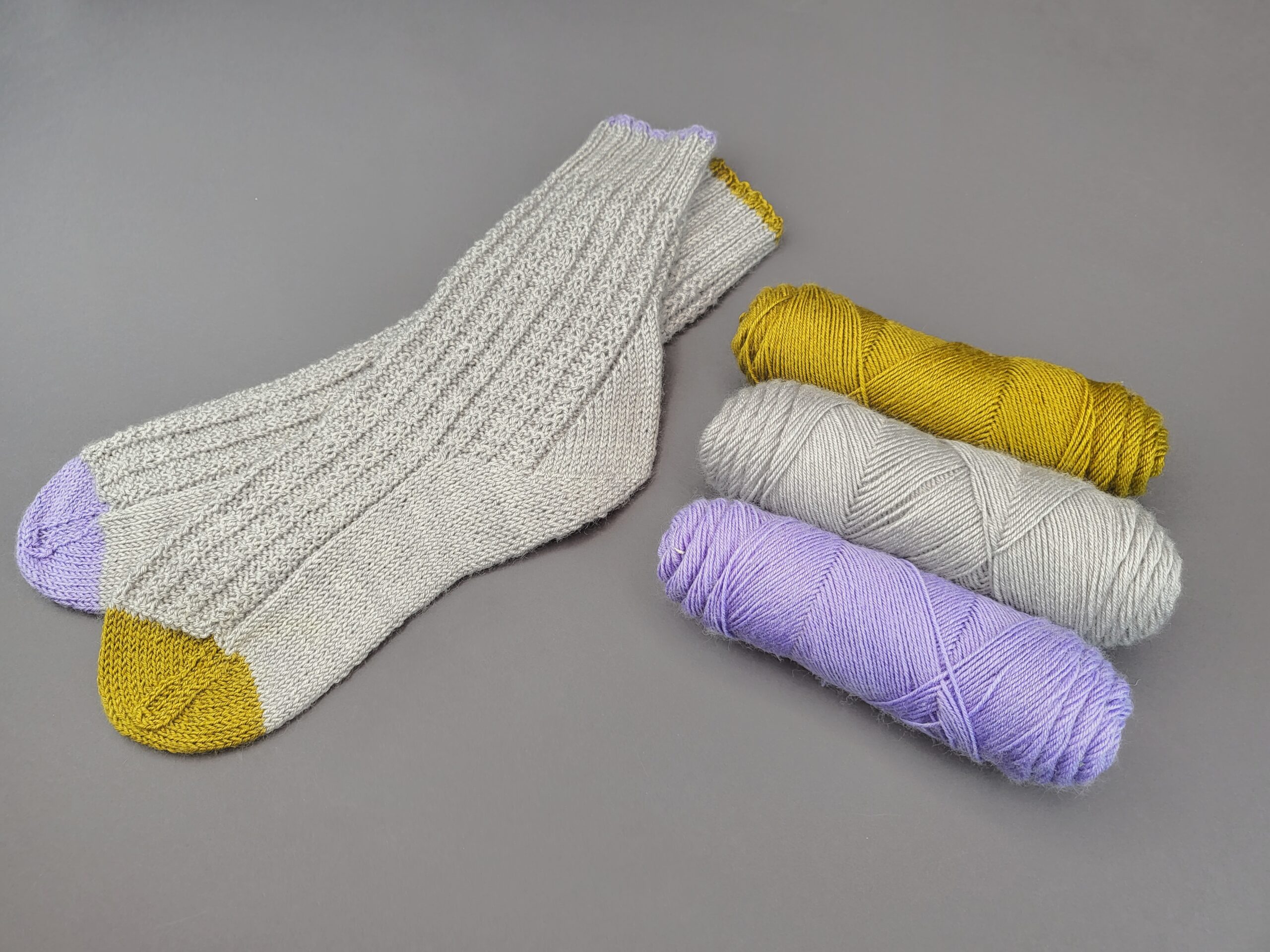 Socken in Krausrippe und Zunahmeferse